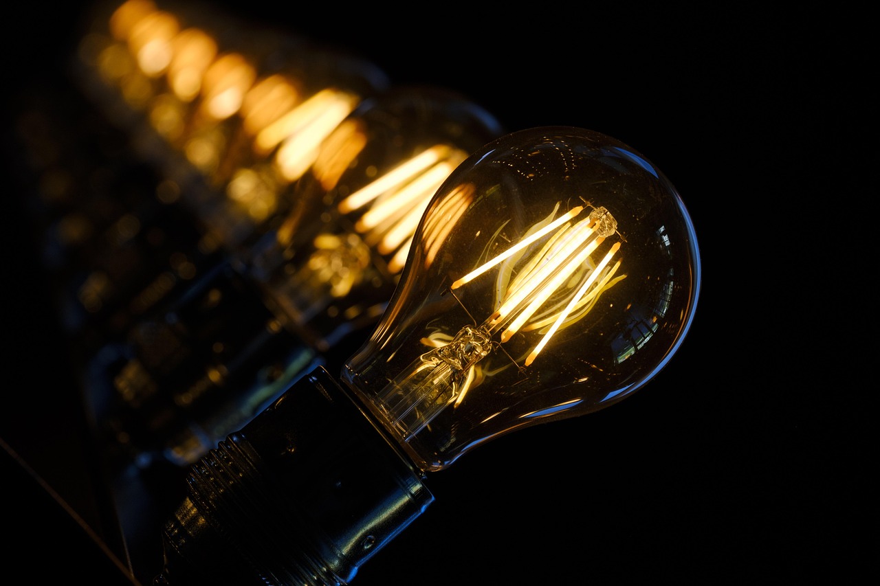 Eletricista profissional trabalhando em instalação elétrica - Exato Elétrica