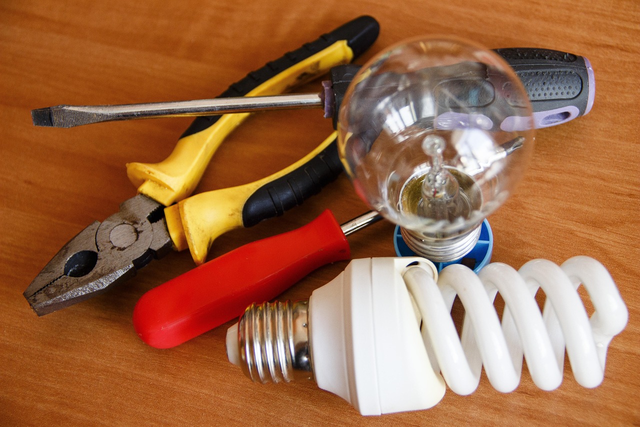 Eletricista profissional realizando serviços elétricos - Exato Elétrica